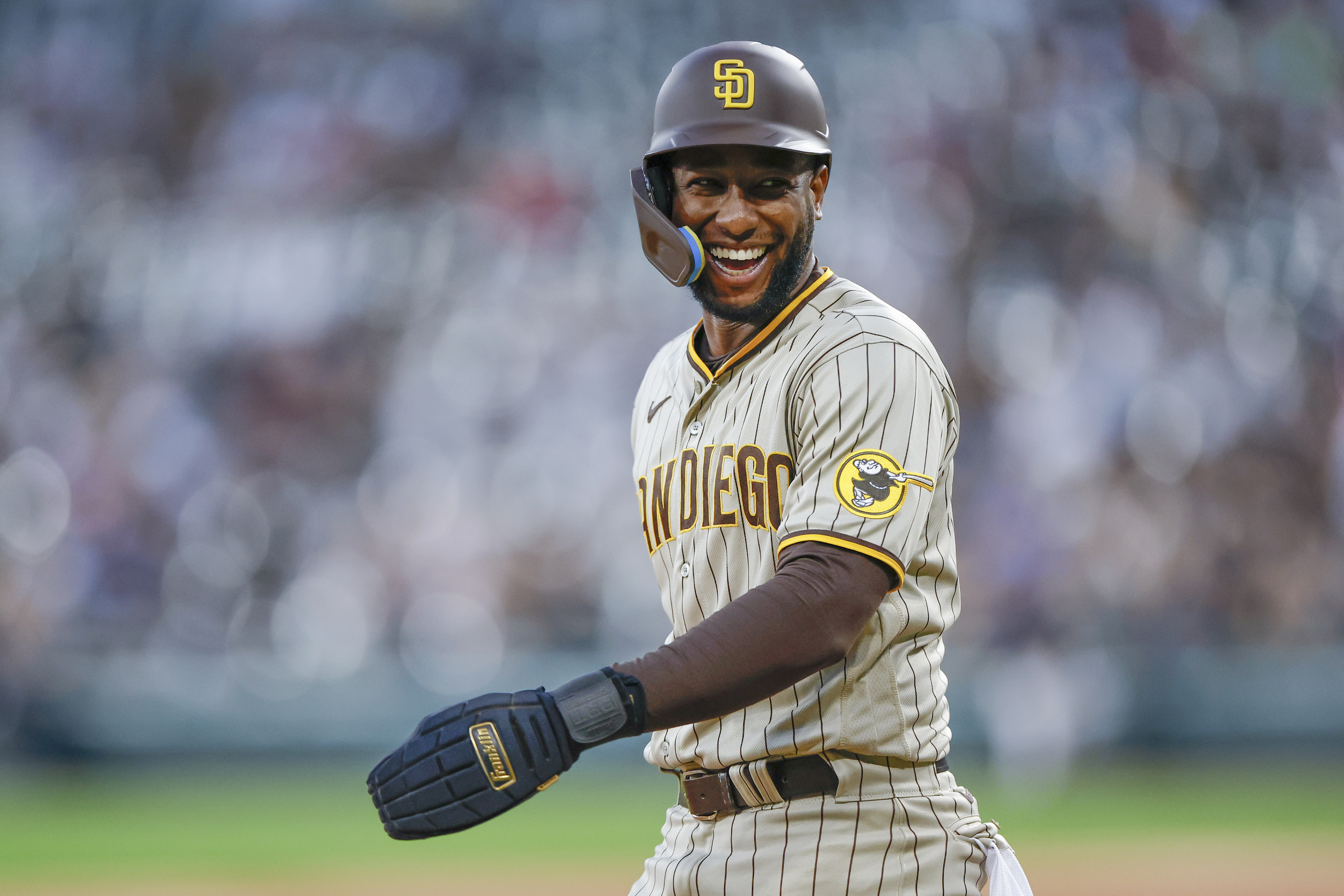 padres re-sign utility player