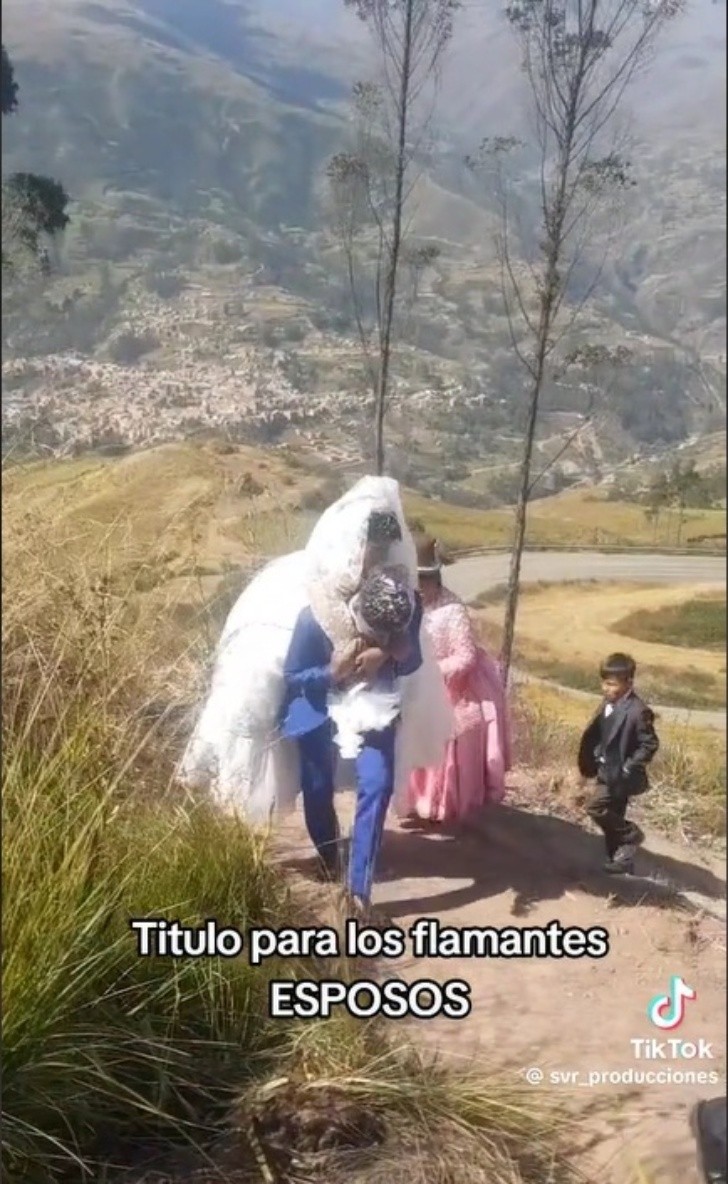 video: hombre cargó a su esposa en la espalda y caminó toda la subida de un cerro