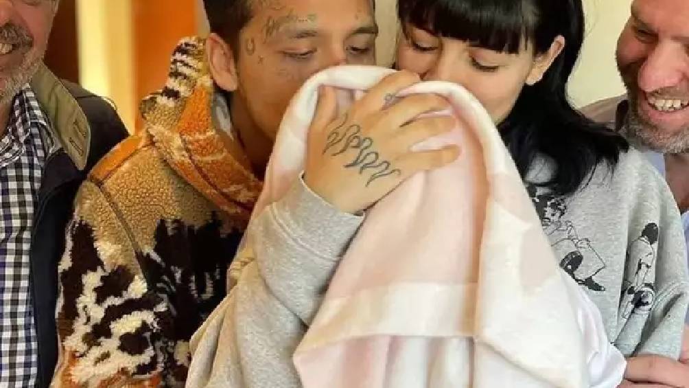 cazzu y nodal han sido criticados por ponerle un ''tatuaje'' a su bebé y mostrarlo en redes sociales