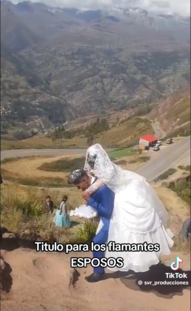 video: hombre cargó a su esposa en la espalda y caminó toda la subida de un cerro