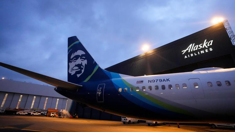 Windshield cracks on Boeing plane during Alaska Airlines flight landing ...