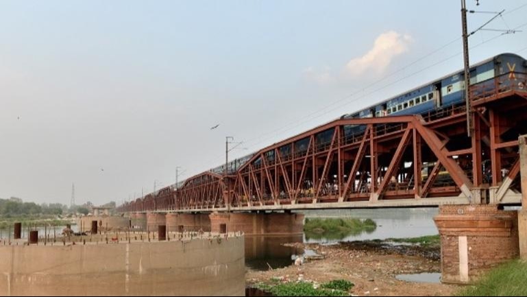 150-year-old old yamuna bridge in delhi shut for 1 month for repair