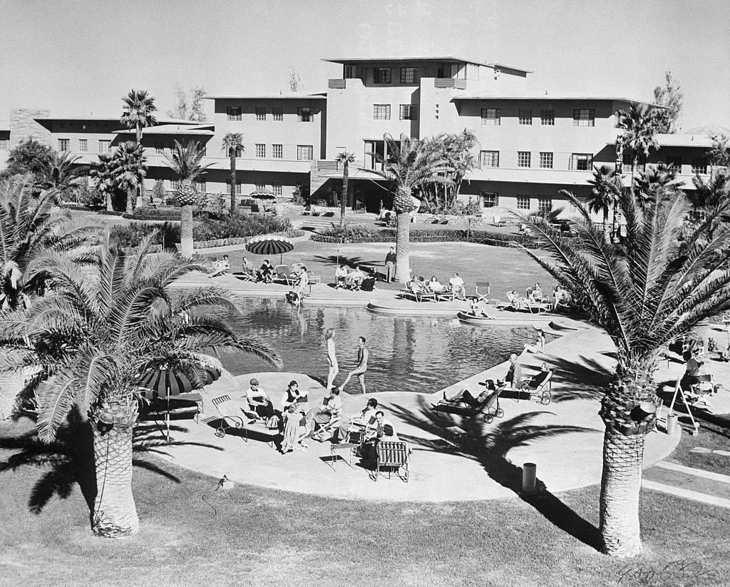 <p>After the ending of World War II, and leading up to the 1950s, the economy began to boom, and people became more accustomed to a comfortable lifestyle. Pictured here is the famous Hotel Flamingo located in Las Vegas, Nevada, in 1949. </p> <p>At the time, it was considered to be one of the most beautiful establishments of the world and welcomed the rich and famous to come and lay out by their pool, shaded by the palms. </p>