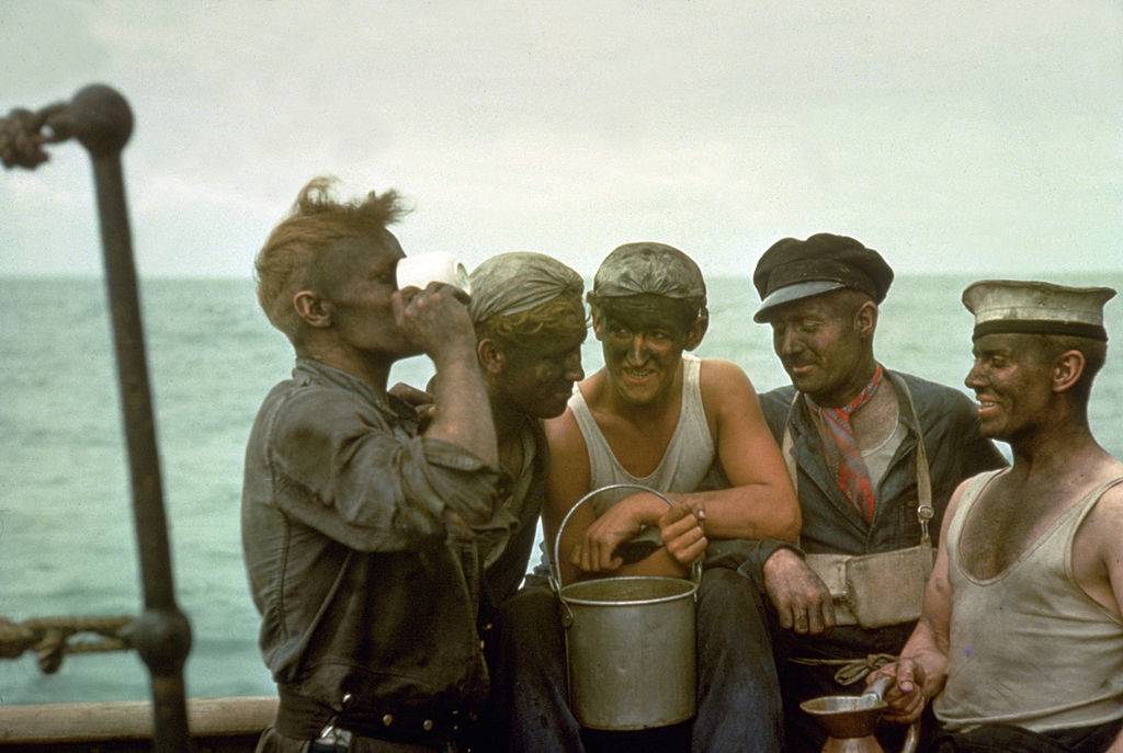 <p>Being out on the open seas has never been the cleanest of jobs. You're stuck on a ship in the middle of nowhere, crammed in with a bunch of other men, with no place to go. </p> <p>Even in the 1940s, it is clear that this was a job not for the faint of heart. Pictured here are a group of grease-faced sailors as they share water from a bucket on a ship in 1940. </p>