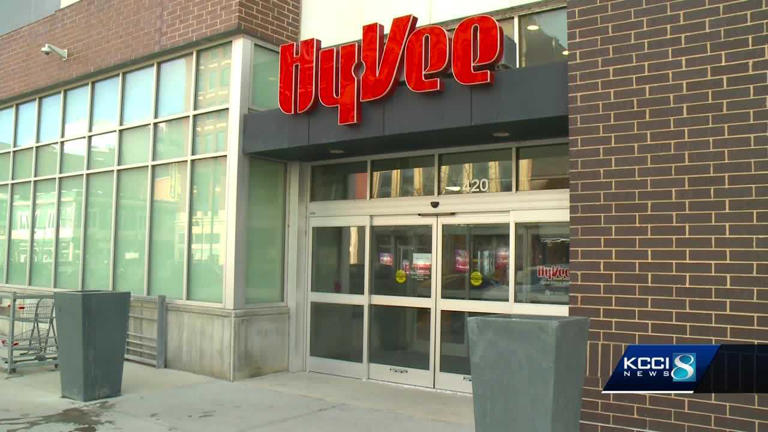 Downtown Des Moines Hy-Vee makes another change to hours