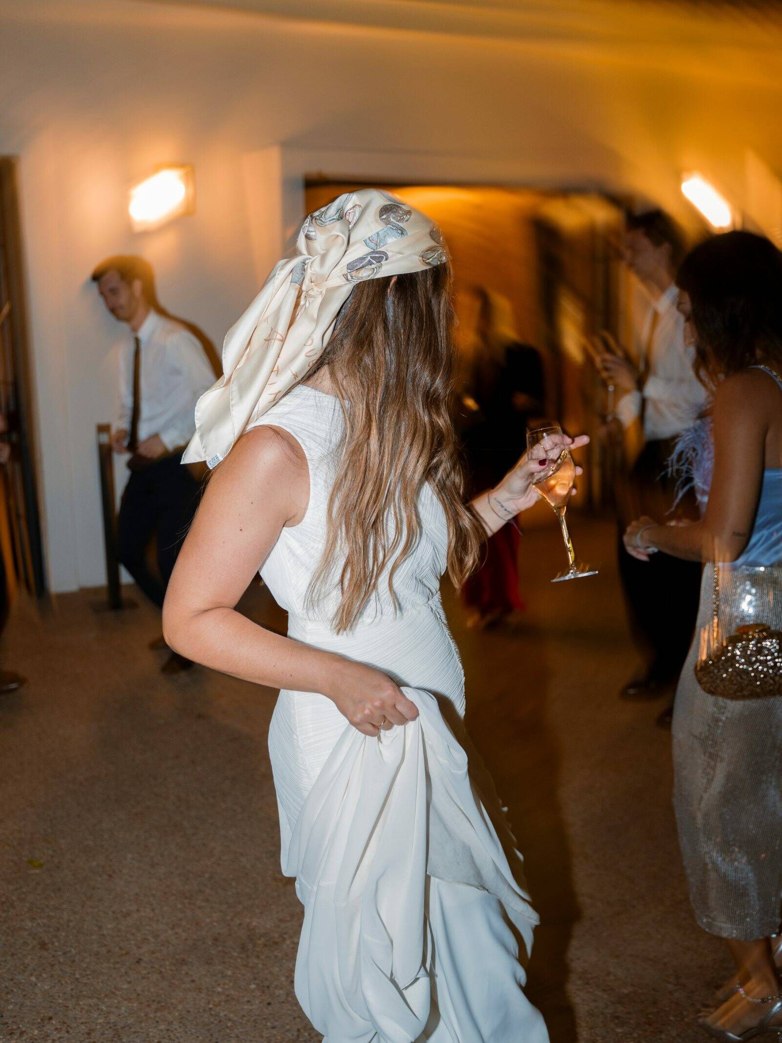 el día de elena: boda sorpresa, un vestido de novia muy tendencia y enclave campestre