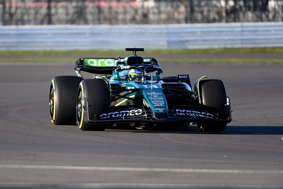 vídeo y fotos: ¡fernando alonso debuta con el aston martin amr24!