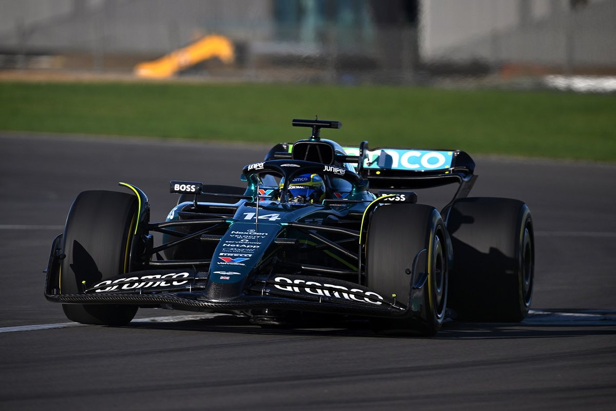 vídeo y fotos: ¡fernando alonso debuta con el aston martin amr24!