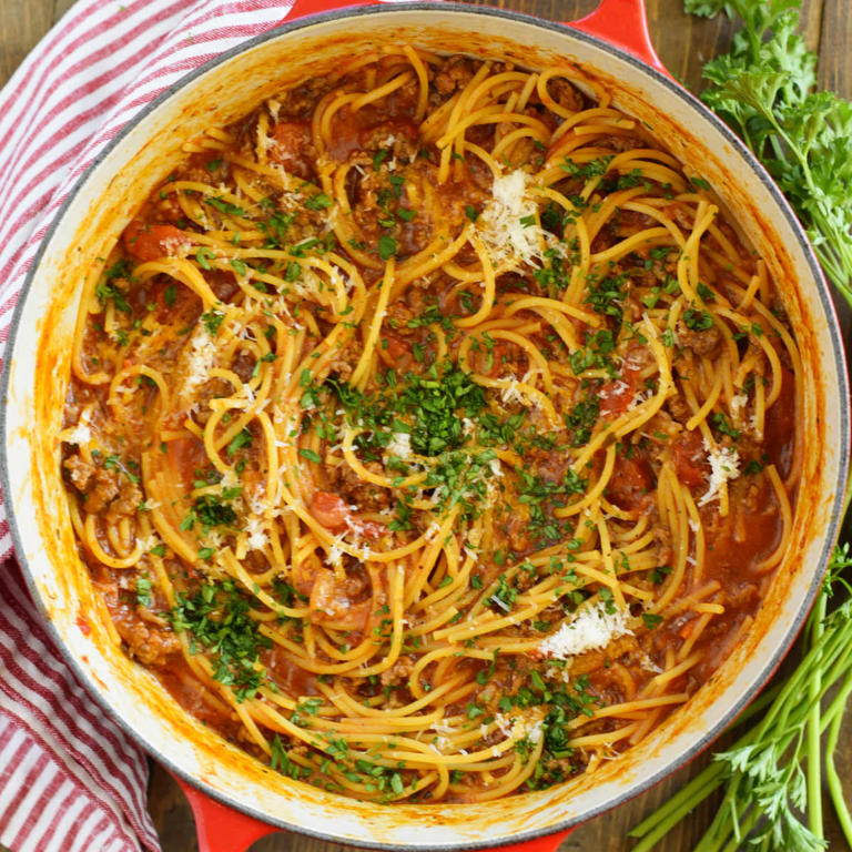 One Pot Spaghetti and Meat Sauce (Easy Recipe)