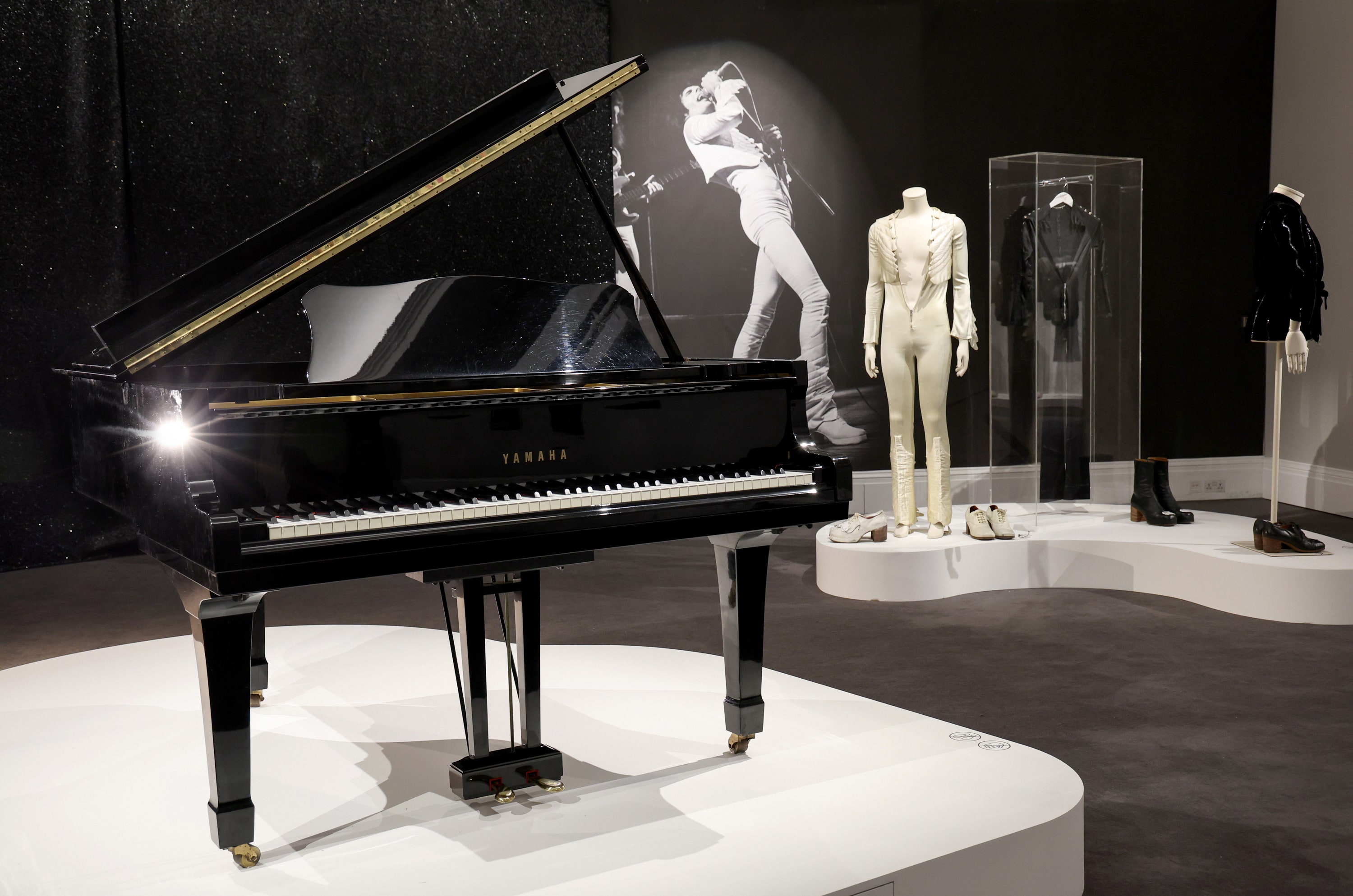 alicia keys, taylor swift, lady gaga y otros famosos que han usado pianos de gran diseño