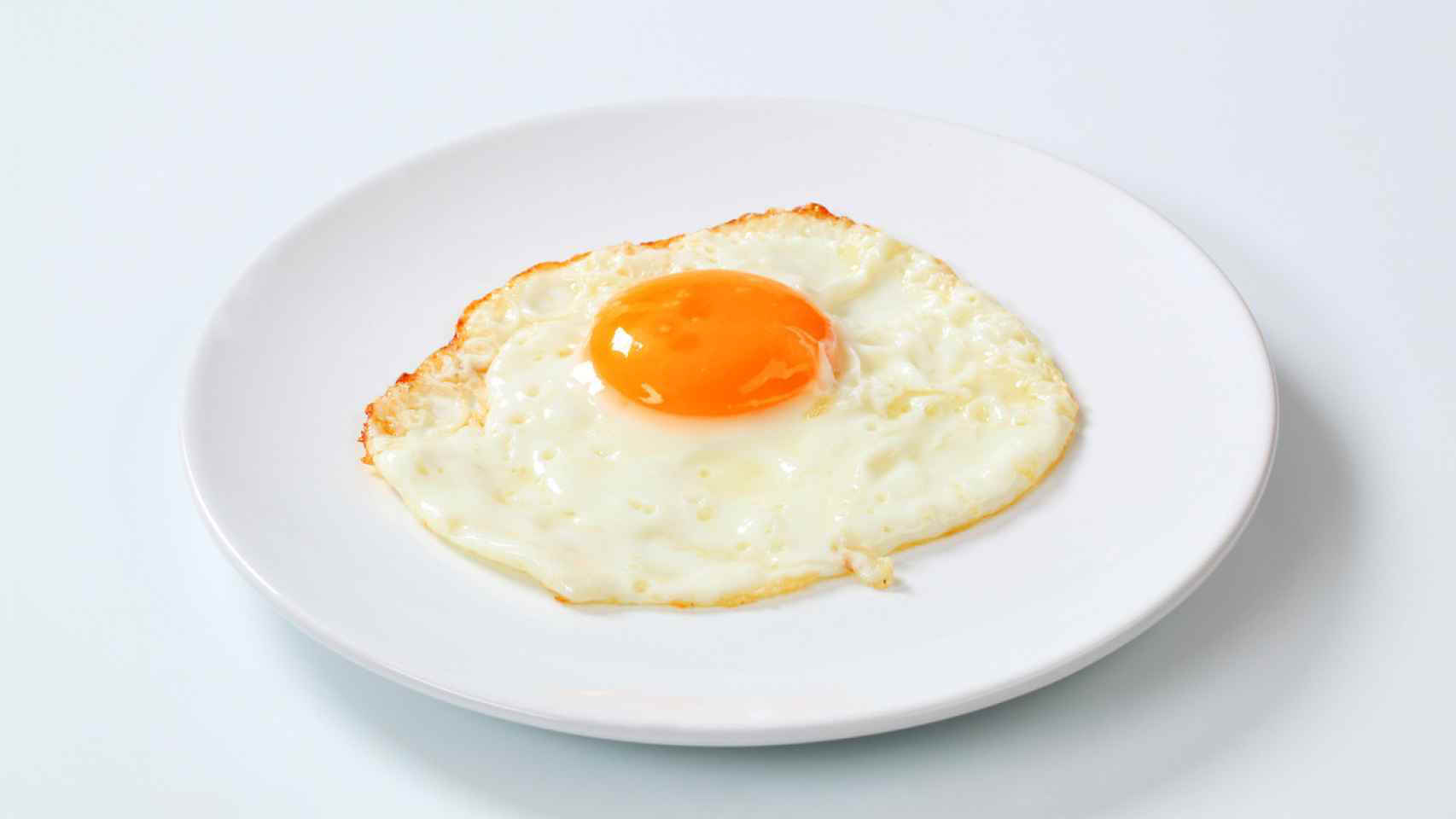 Sí, es posible freír y cocer un huevo en el microondas: así puedes