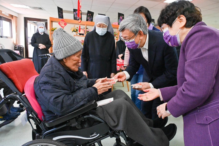 陳建仁（右二）指出，台灣將於2026年邁入超高齡社會，為讓更多高齡長者獲得妥善照顧，因此政府積極推動長照2.0政策。   圖：行政院／提供