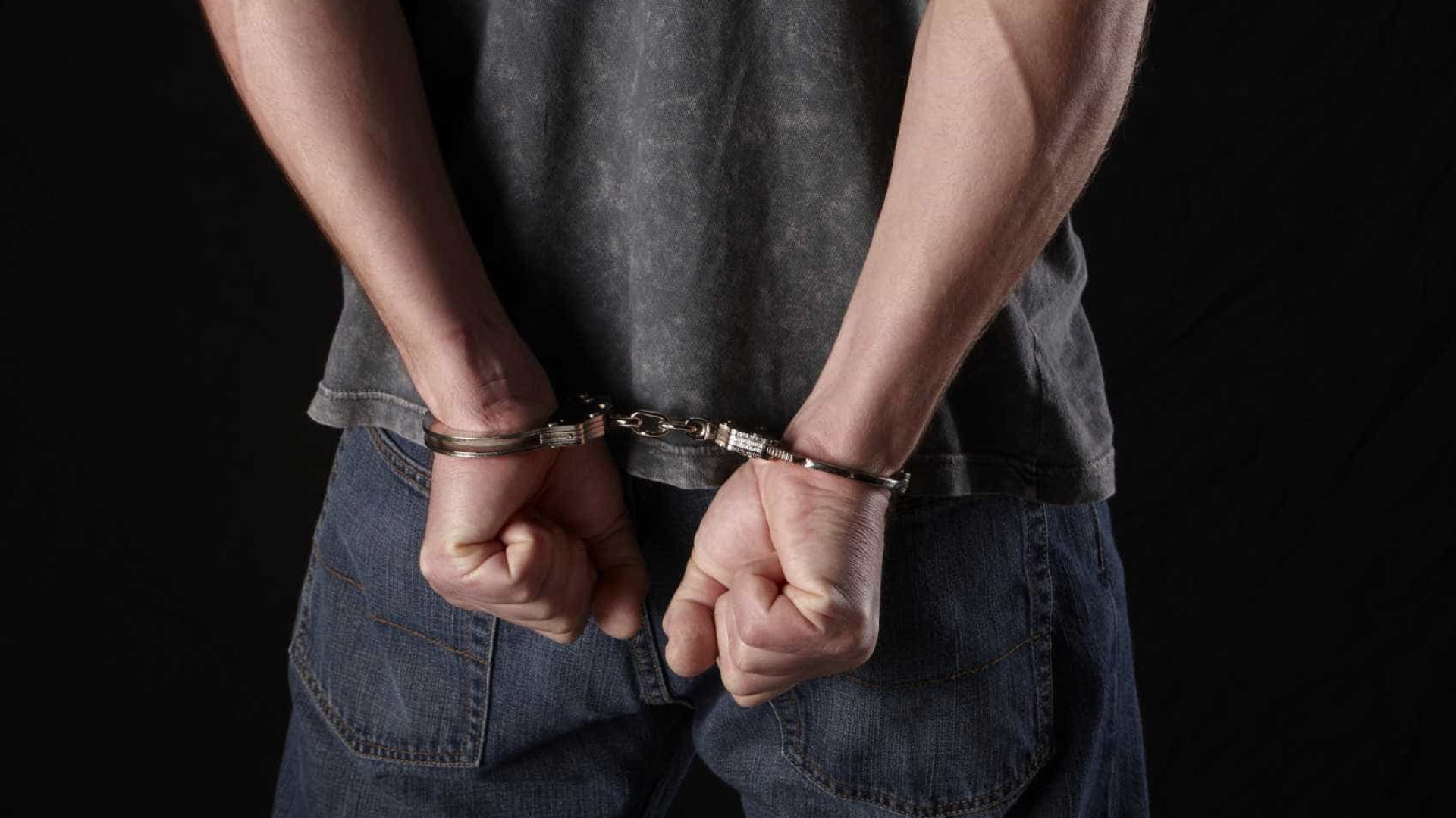 homem é preso ao tentar abusar sexualmente da filha de amigos