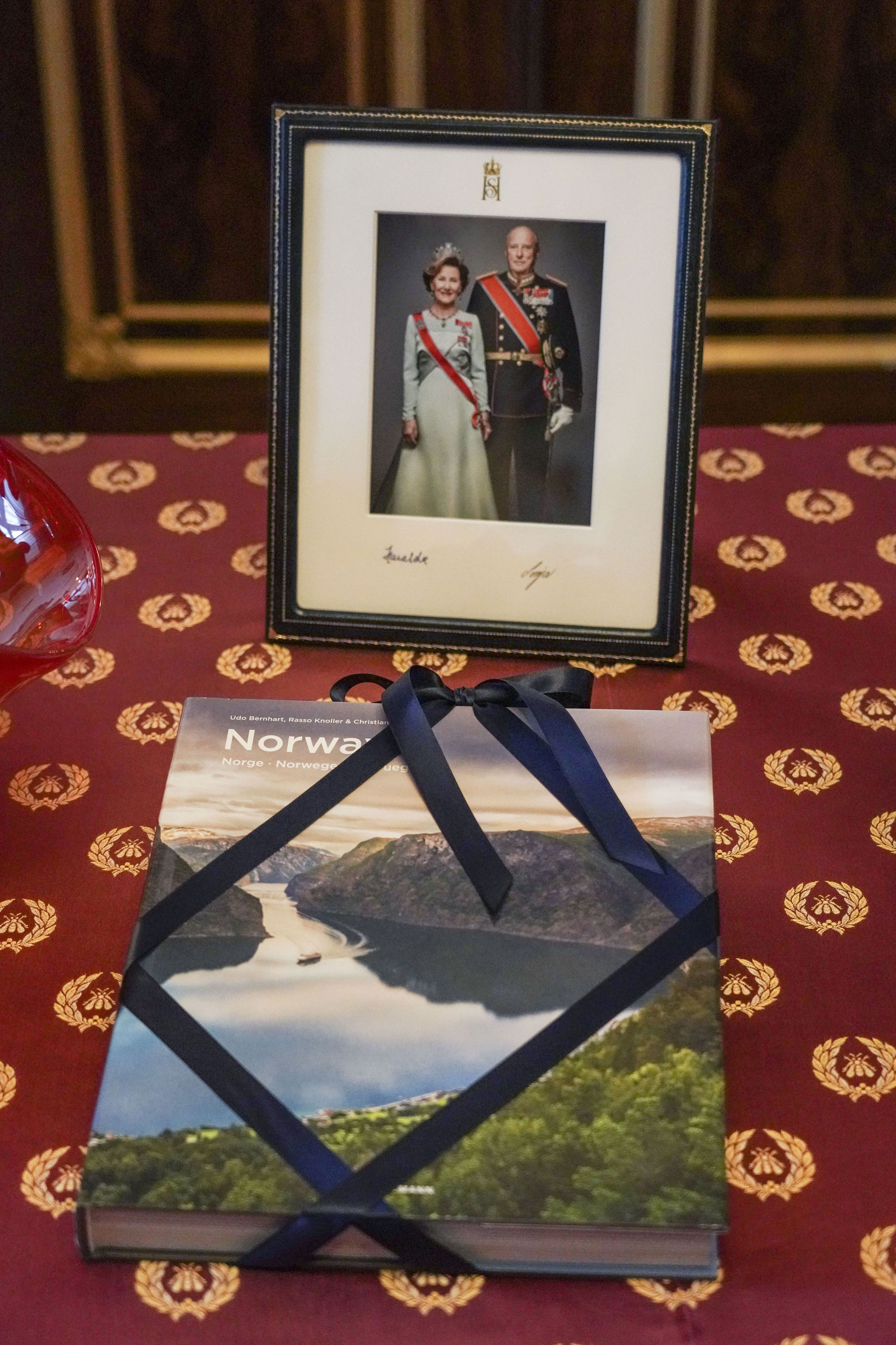tanzanias president ga smykker til kongefamilien