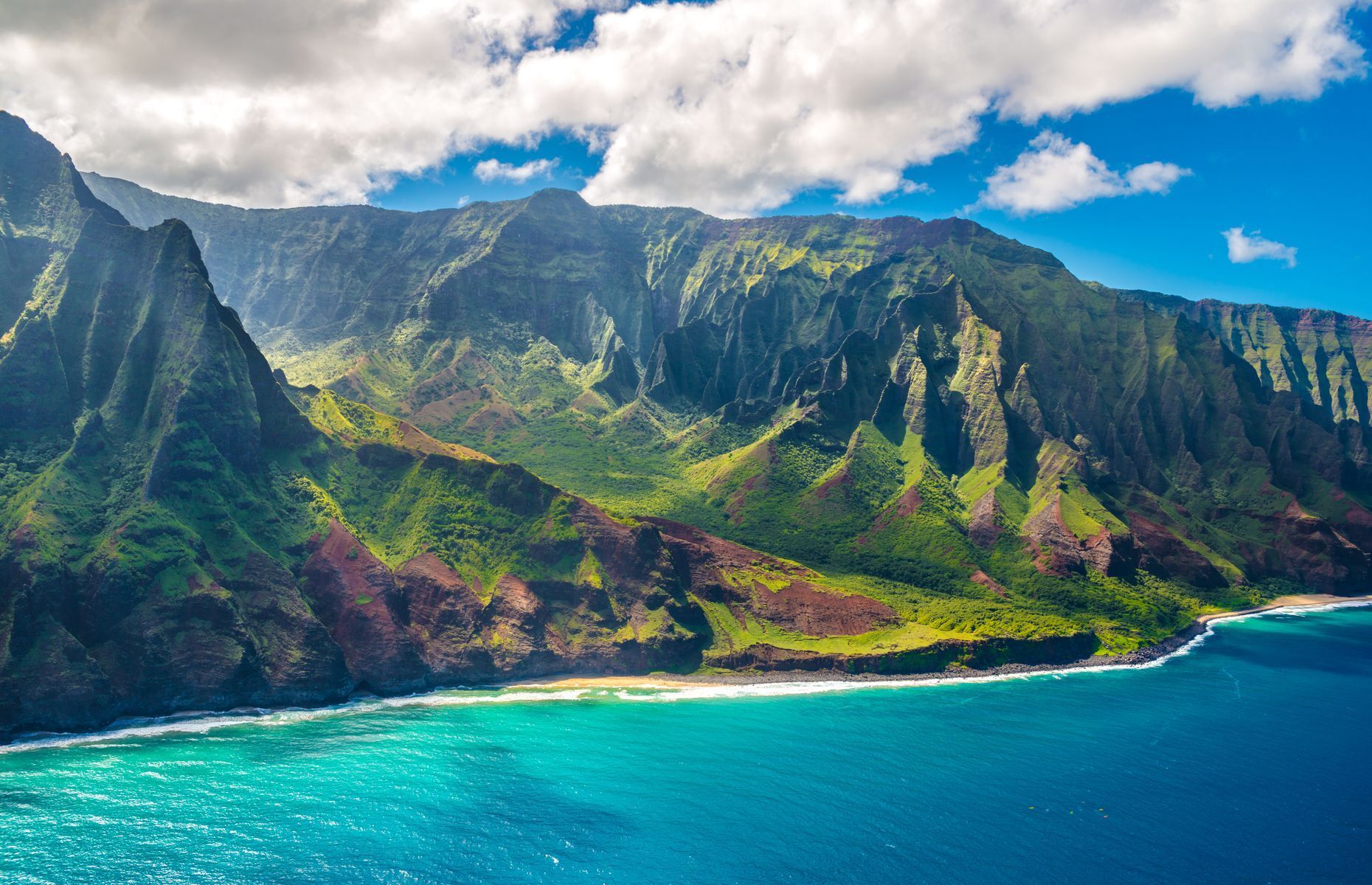 <p>Surnommée «l’île jardin», <a href="https://www.gohawaii.com/fr/islands/kauai">Kauai</a> à Hawaï, vous donnera l’impression de vous balader dans un véritable paradis terrestre. Parmi les arrêts incontournables à y faire, ne manquez pas les cascades majestueuses de Wailua, la magnifique baie d’Hanalei et le canyon de Waimea. Les amateurs de plein air pourront également s’aventurer sur la rivière Wailua en kayak ou faire une randonnée le long du sentier de Kalalau sur la côte de Na Pali. Chose certaine, vous ne vous ennuierez pas sur cette île aussi vibrante que paisible.</p>