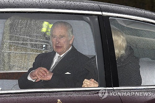 영국 찰스 3세 국왕, 암 치료차 1주 만에 런던 복귀