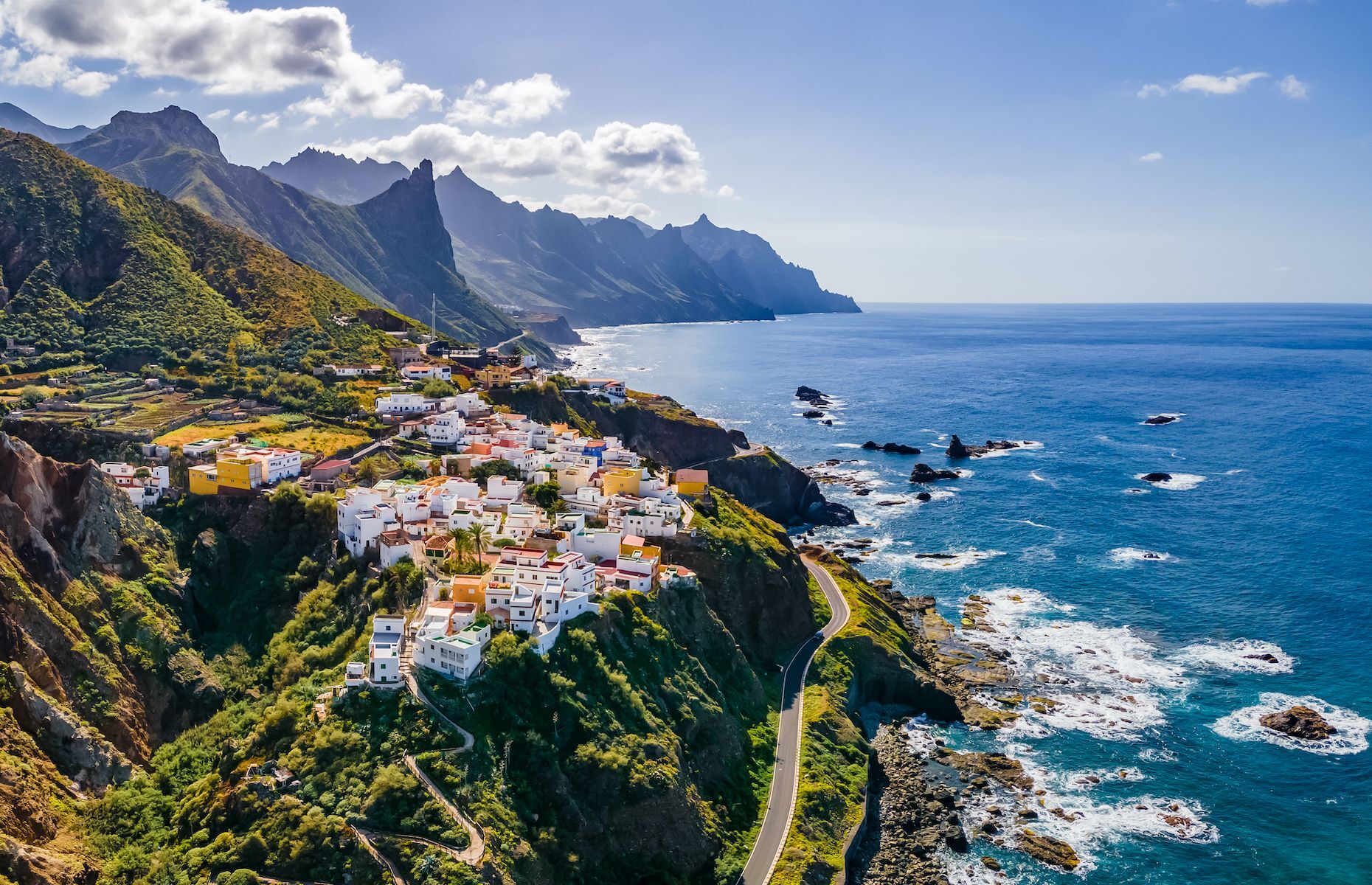 <p>Joyau de l’archipel des Canaries, <a href="https://www.hellocanaryislands.com/tenerife/">Tenerife</a> est la plus grande de ses îles, située au large de l’Afrique de l’Ouest. Au-delà de ses charmants villages et de ses paysages bucoliques, Tenerife abrite aussi l’imposant <a href="https://www.spain.info/fr/nature/parc-national-teide/">volcan Teide</a>, considéré comme étant le plus haut sommet d’Espagne. Vous pourrez également prendre part aux festivités du Carnaval de Santa Cruz si vous prévoyez vous y rendre avant le carême.</p>