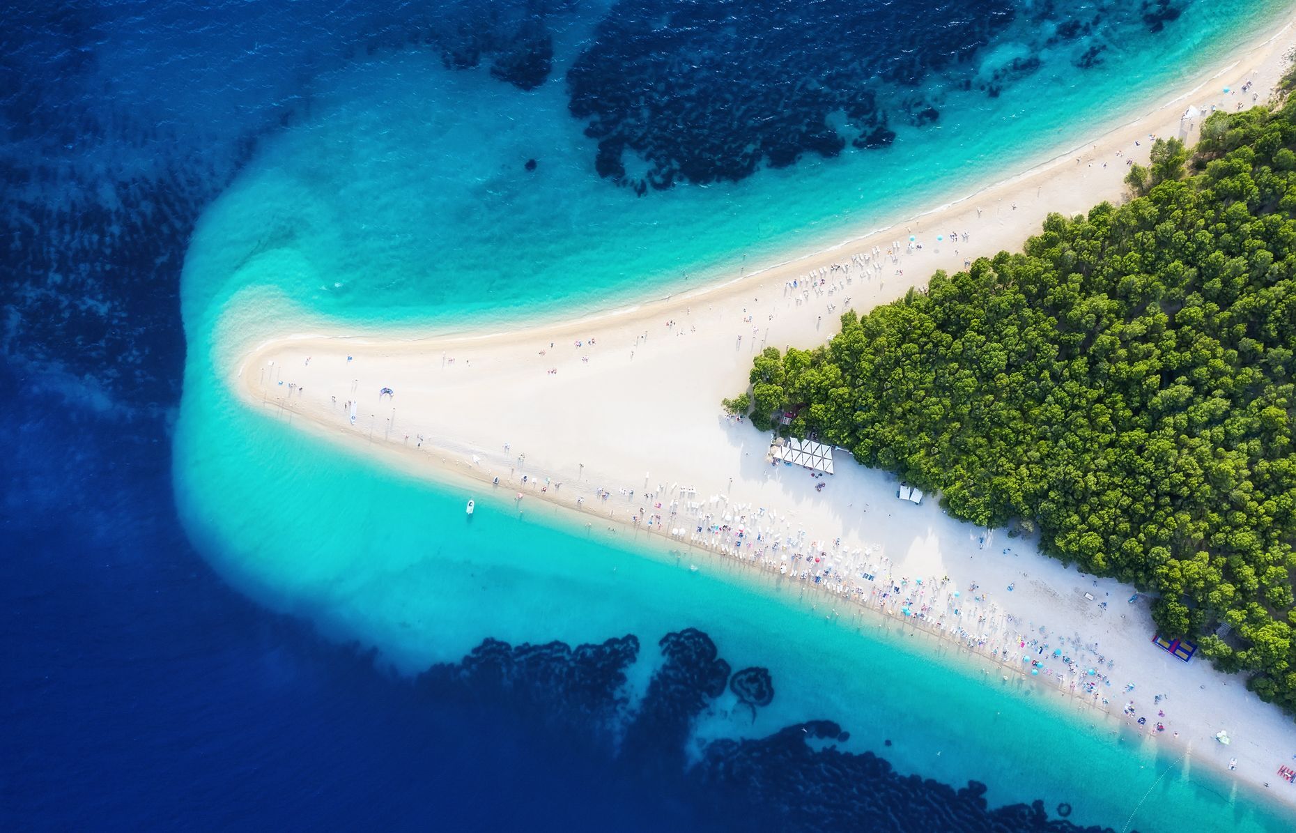 <p>Pour vous prélasser sur le sable doré de Zlatni Rat, une des plus belles plages du monde, vous devrez vous rendre sur <a href="https://www.visitbrac.com/">l’île de Brac</a> en Croatie. Offrant une vue renversante sur la mer Adriatique, la «Corne d’or» attire de nombreux amateurs de planche à voile, de surf et de baignade chaque année. Vous trouverez également de nombreux magnifiques villages de pêcheurs sur l’île tout comme des vestiges romains ainsi que la jolie ville de Milna.</p>