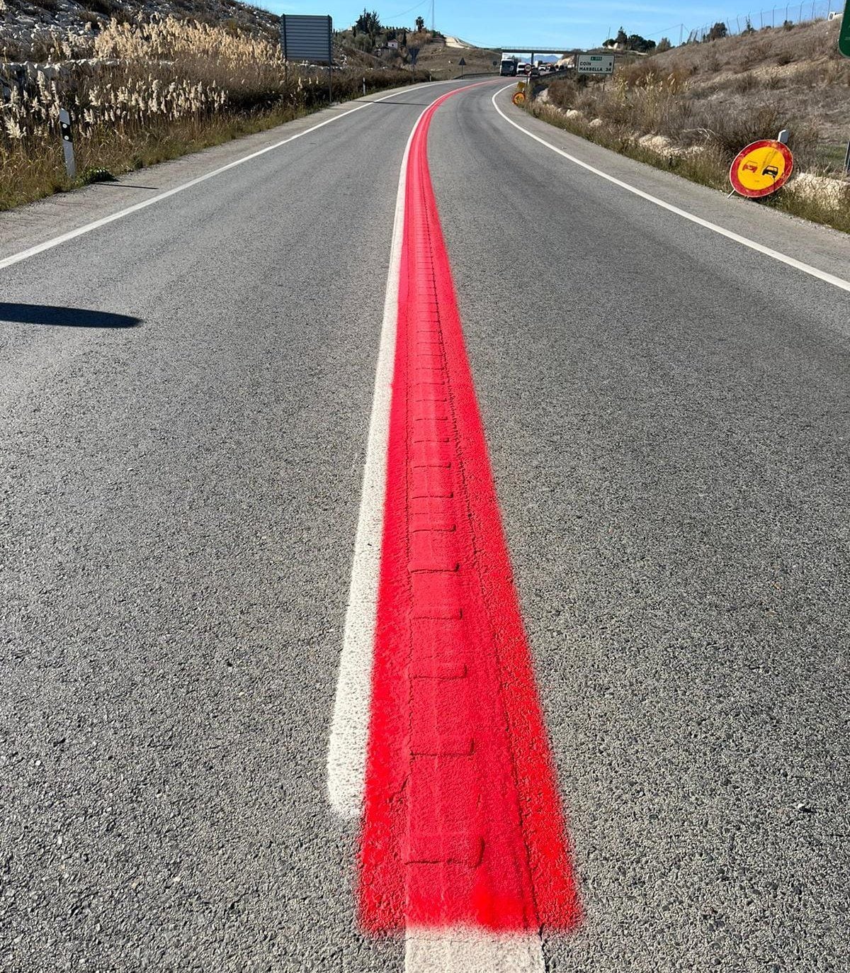 la gran línea roja, la nueva marca de la dgt que ya se ve en las carreteras