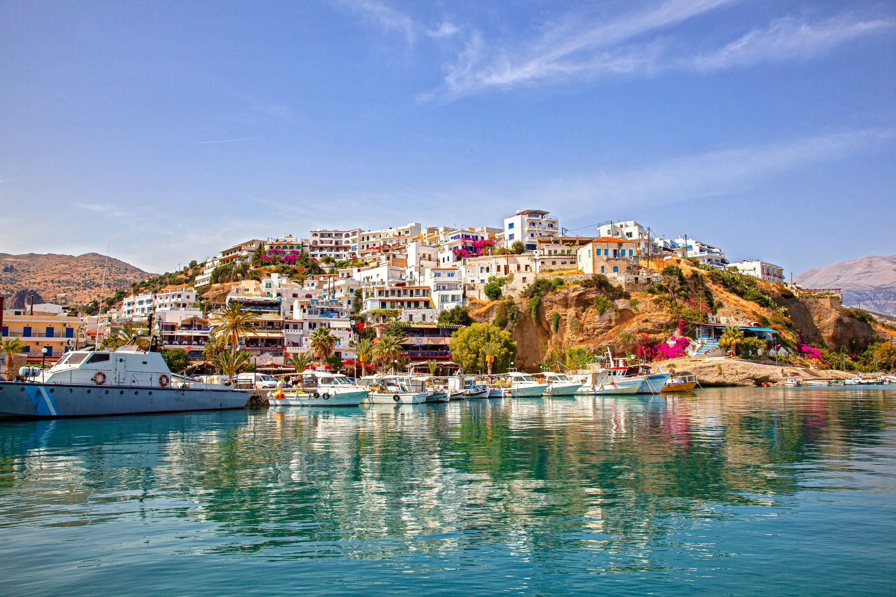 <p>Plus grande île grecque, la <a href="https://www.visitgreece.gr/islands/crete/">Crète</a> est connue pour ses plages emblématiques comme celle d’Elafonissi et le lagon de Balos, mais elle vous réserve aussi une panoplie d’autres trésors captivants. Vous pourrez vous balader à travers les vestiges du palais de Knossos, berceau de la civilisation minoenne, ou dans les rues charmantes de La Canée, en passant par son sublime port vénitien. Pour les amoureux de plein air, une randonnée au cœur des gorges de Samaria est une activité incontournable à ajouter à votre itinéraire.</p>
