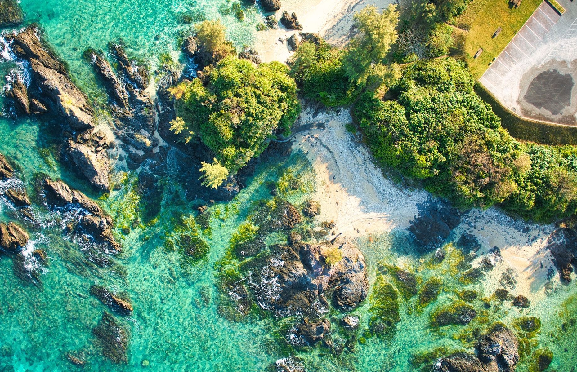 <p>Nichée au sud du Japon, dans les eaux cristallines du Pacifique, <a href="https://www.japan.travel/fr/destinations/okinawa/okinawa/">Okinawa</a> fascine par ses plages de sable blanc et ses récifs coralliens, parfaits pour la plongée. Profitez-en pour explorer les vestiges du royaume de Ryukyu au château de Shuri et vous imprégner de la quiétude des jardins Shikina-en. Célèbre pour la <a href="https://visitokinawajapan.com/discover/food-and-longevity/">longévité</a> de ses habitants, l’île d’Okinawa offre également une qualité de vie exceptionnelle aux aventuriers qui voudraient y rester un peu plus longtemps.</p>