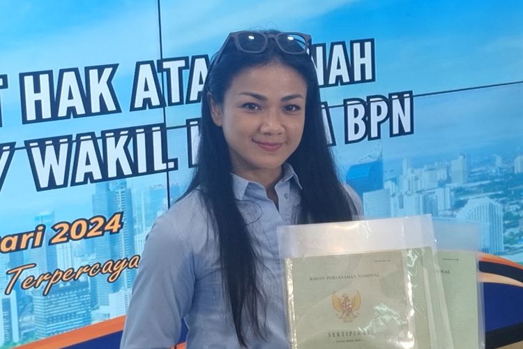 nirina zubir full senyum menangkan kasus mafia tanah, 4 sertifikat diserahkan