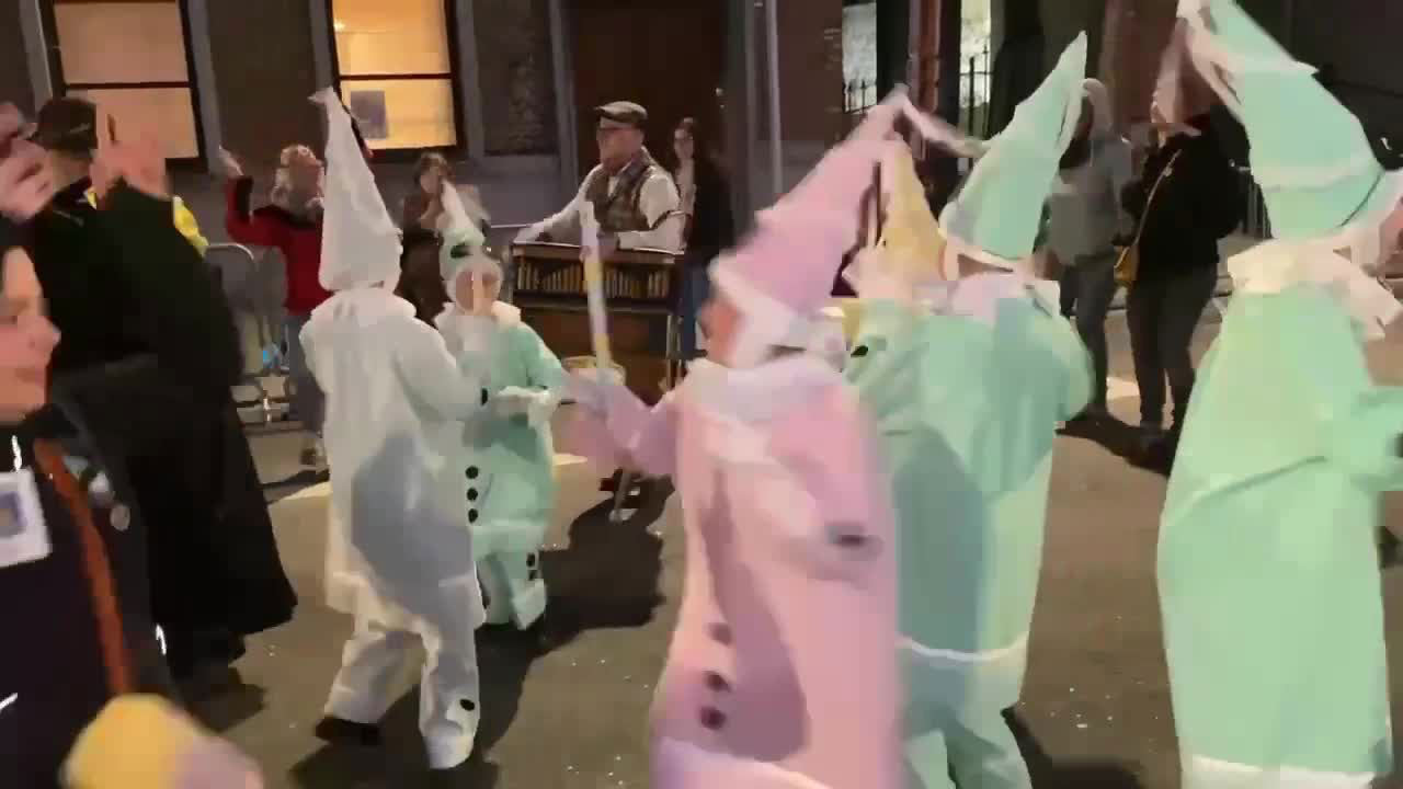 Mardi Gras 2024 à Binche la toute première danse des Pierrots