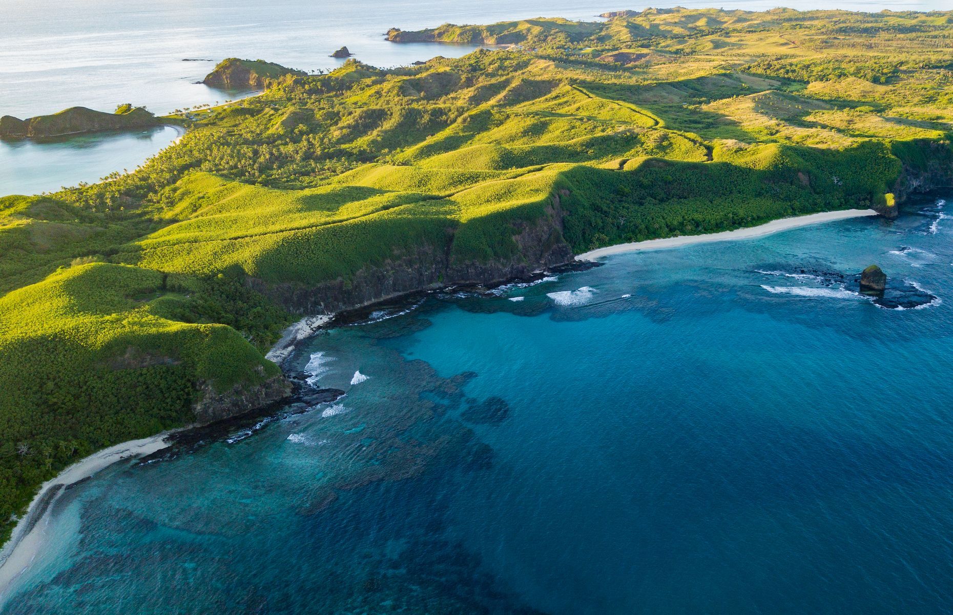 <p>Si les îles Fidji vous ont toujours fait rêver et que vous recherchez les endroits isolés, vous devriez considérer un séjour au cœur des <a href="https://www.fiji.travel/places-to-go/yasawa-islands">îles Yasawa</a>. Au-delà de ses lagons cristallins, vous pourrez explorer des grottes marines mystérieuses comme celle de Sawa-i-Lau, où vous vous sentirez comme dans une piscine naturelle secrète. Étant à l’écart des circuits touristiques populaires, l’archipel paradisiaque des Yasawa charmera assurément les voyageurs à la recherche de détente par la sérénité de ses lieux.</p>