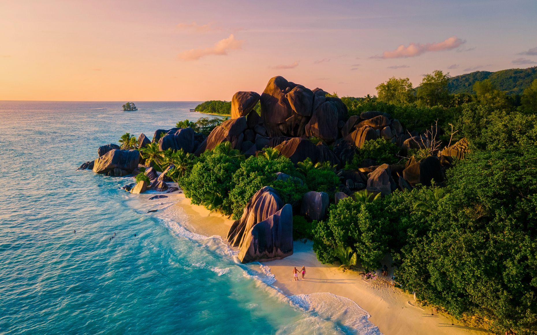 <p>Entre mai et octobre, l’île de <a href="https://www.seychelles.com/listingdetails/5fc5e2a47d35d21730f781d3">La Digue</a> aux Seychelles offre une évasion tropicale incomparable avec ses plages étincelantes, ses eaux turquoise et son ambiance détendue. Les activités incontournables incluent la découverte des plages emblématiques comme Anse Source d’Argent, célèbre pour ses impressionnantes formations rocheuses, et Anse Cocos, accessible par une randonnée pittoresque à travers la jungle. Les voyageurs pourront également explorer la réserve naturelle de la Veuve, un habitat protégé d’oiseaux rares.</p>