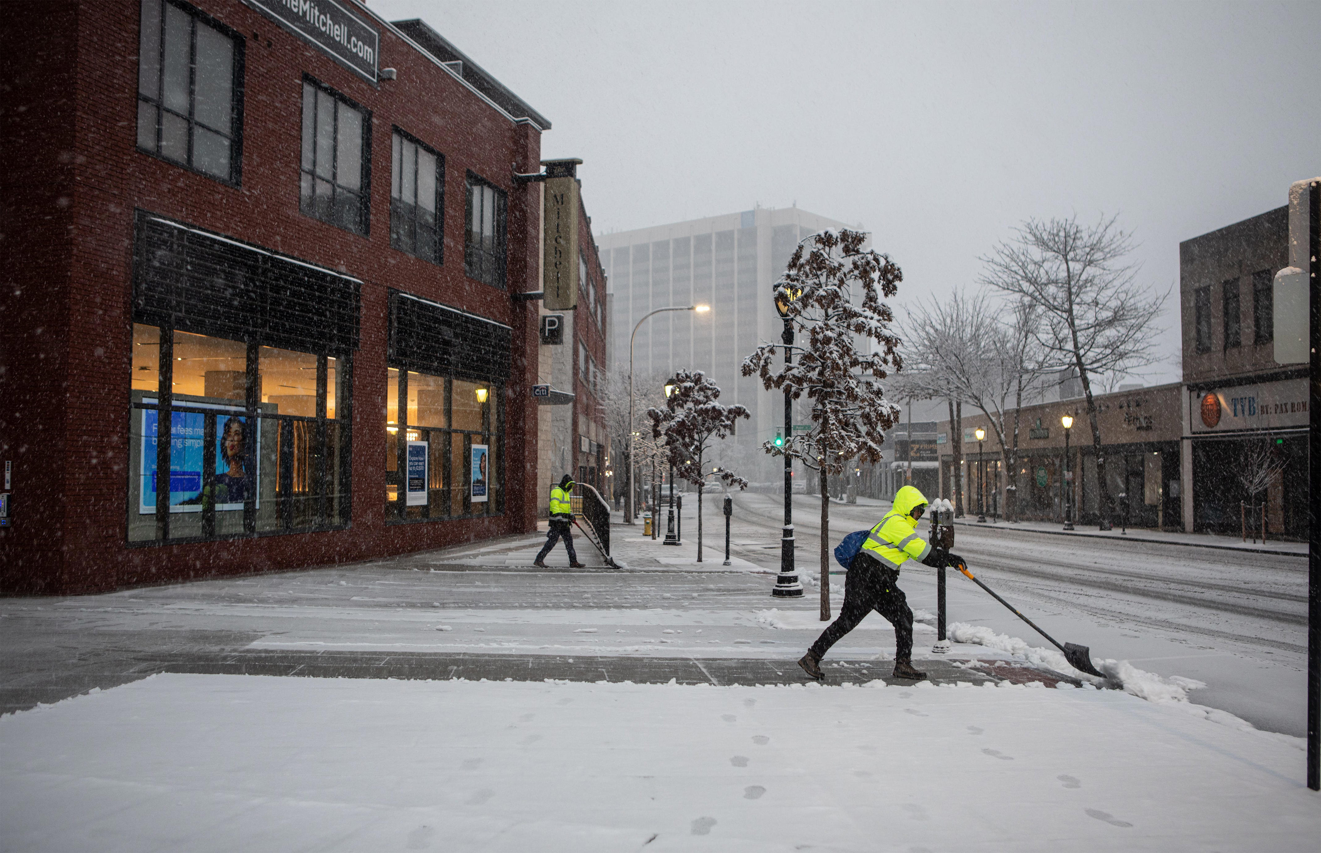 live updates: up to a foot of snow expected, could let up early afternoon