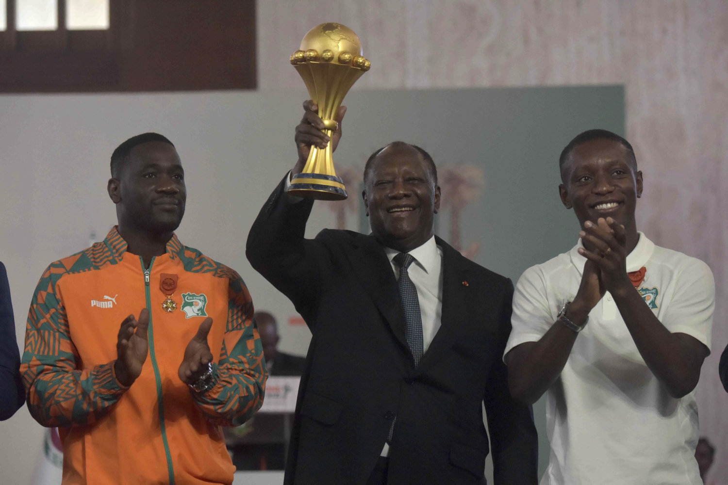 præsident belønner elfenbenskystens helte med huse og penge