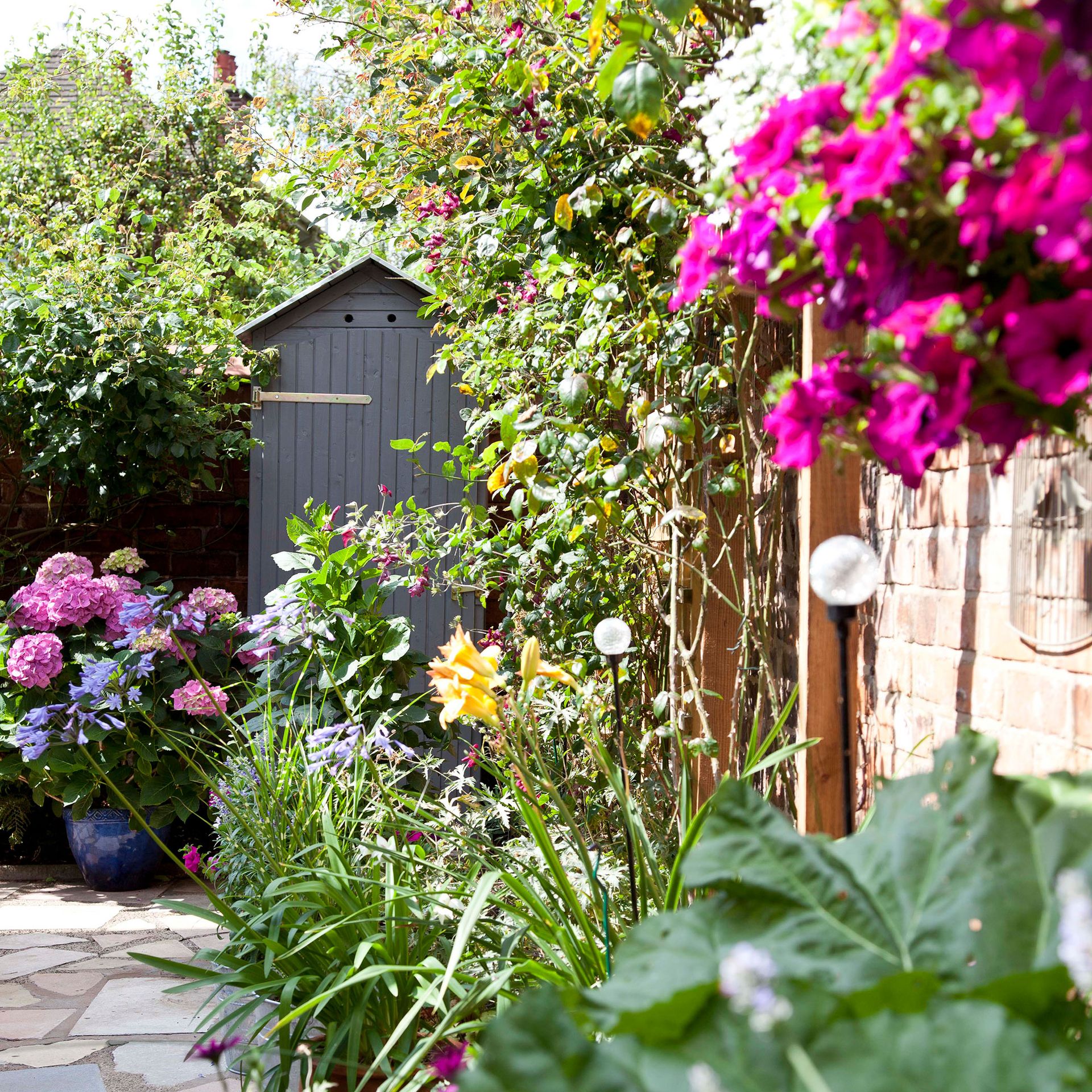 26 ways to make a small garden look bigger