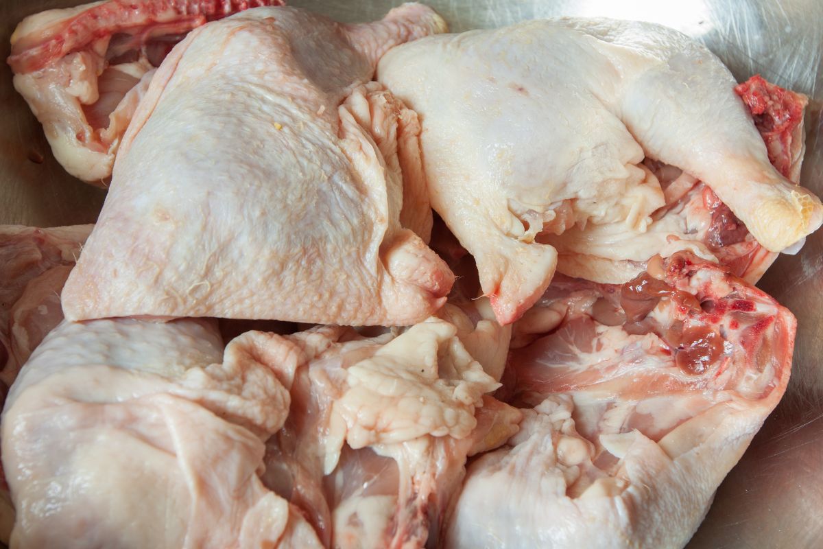 jeśli przyrządzasz tak kurczaka, ryzykujesz swoim zdrowiem. siedlisko groźnych bakterii