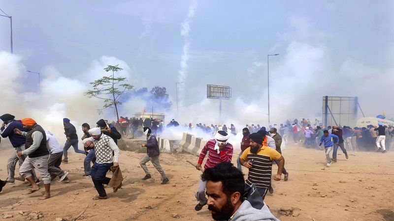 zien: politie vuurt traangas af vanuit drones bij protest