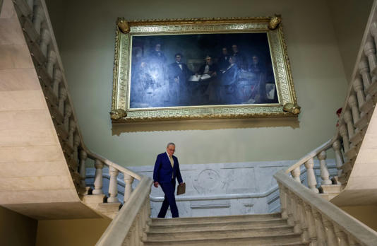 O líder da maioria democrata no Senado dos EUA, Chuck Schumer, retorna ao seu escritório no Capitólio, em Washington, em 13 de fevereiro de 2024.
