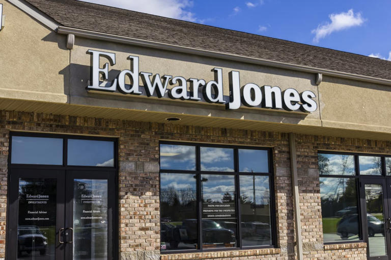 Edward Jones Lowers Some Fees For MassAffluent Clients