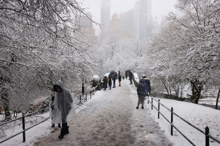 new york et le nord-est américain paralysés par une tempête de neige