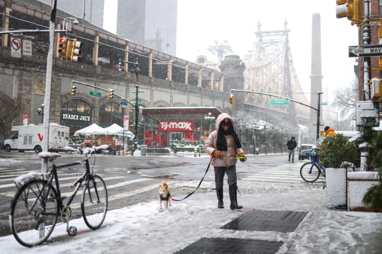 new york et le nord-est américain paralysés par une tempête de neige