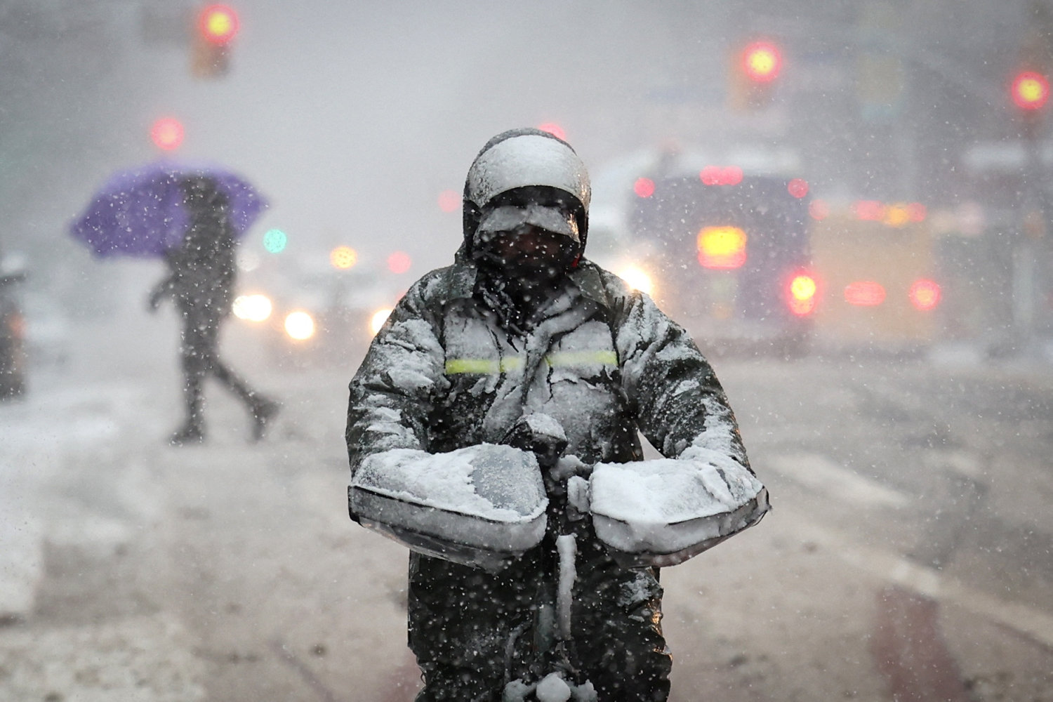 voldsomt snevejr skaber stort kaos i new yorks trafik