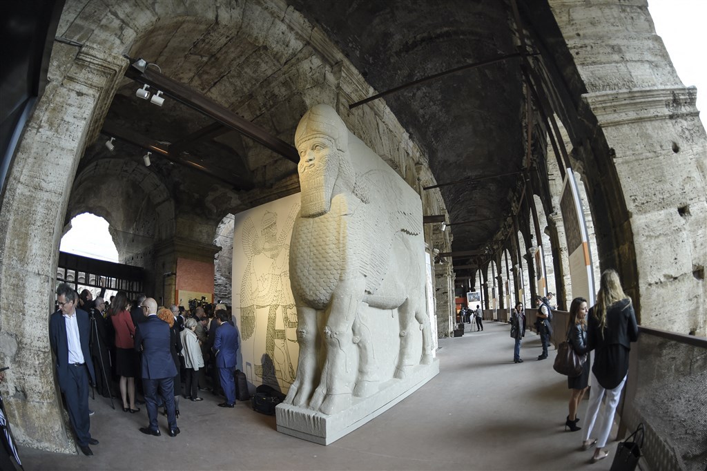 italië schenkt irak 3d-geprinte replica van door is opgeblazen standbeeld