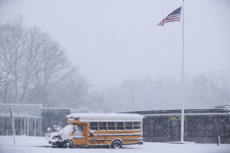 vols annulés, écoles fermées... new york et le nord-est américain paralysés par une tempête de neige