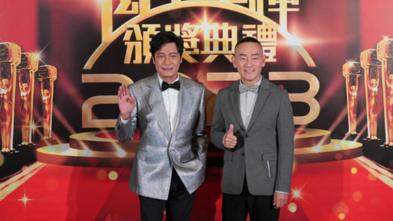 羅嘉良（左）先前出席香港「萬千星輝頒獎典禮」。（圖／翻攝自羅嘉良微博）