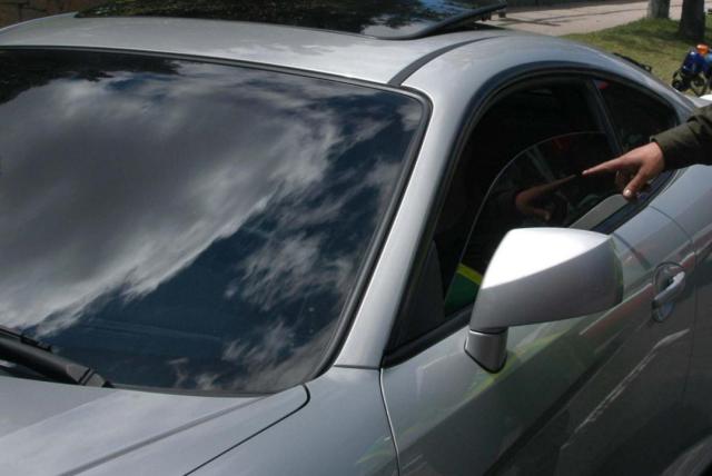 ¿sabía que para polarizar los vidrios de su carro debe pagar una tarifa? le explicamos