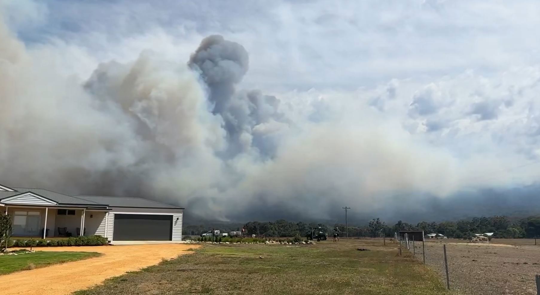 'too late to leave': bushfire destroys homes in victoria's south-west