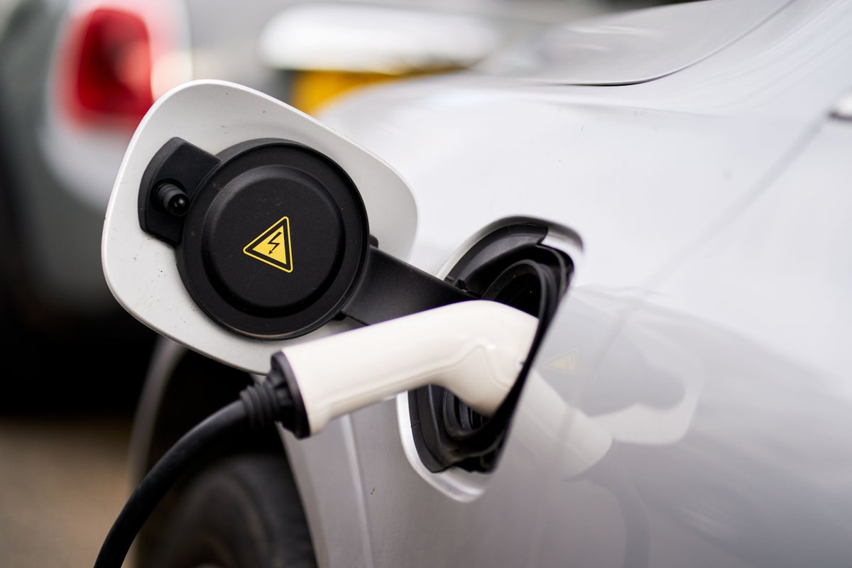 ‘no evidence’ electric cars ‘struggle’ with uk’s cold weather – aa