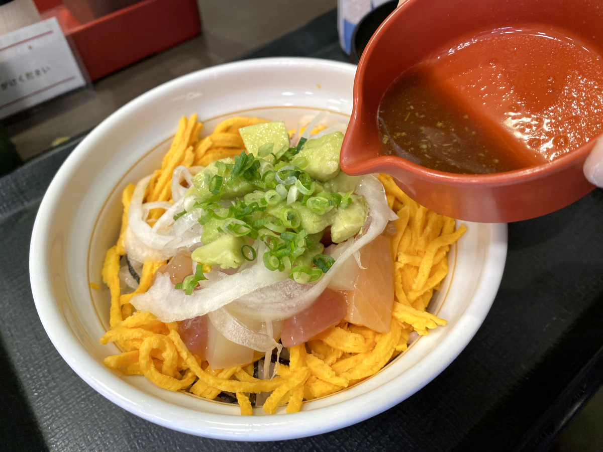 【朗報】なか卯の新商品「海鮮アボカド丼」はマジで推せる！ こういうのでいいんだ、こういうので!!