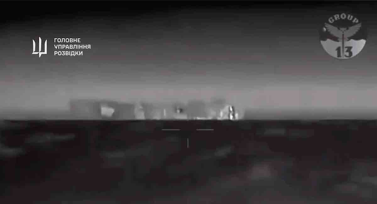 video toont de vermeende vernietiging van nog een groot russisch schip door oekraïne