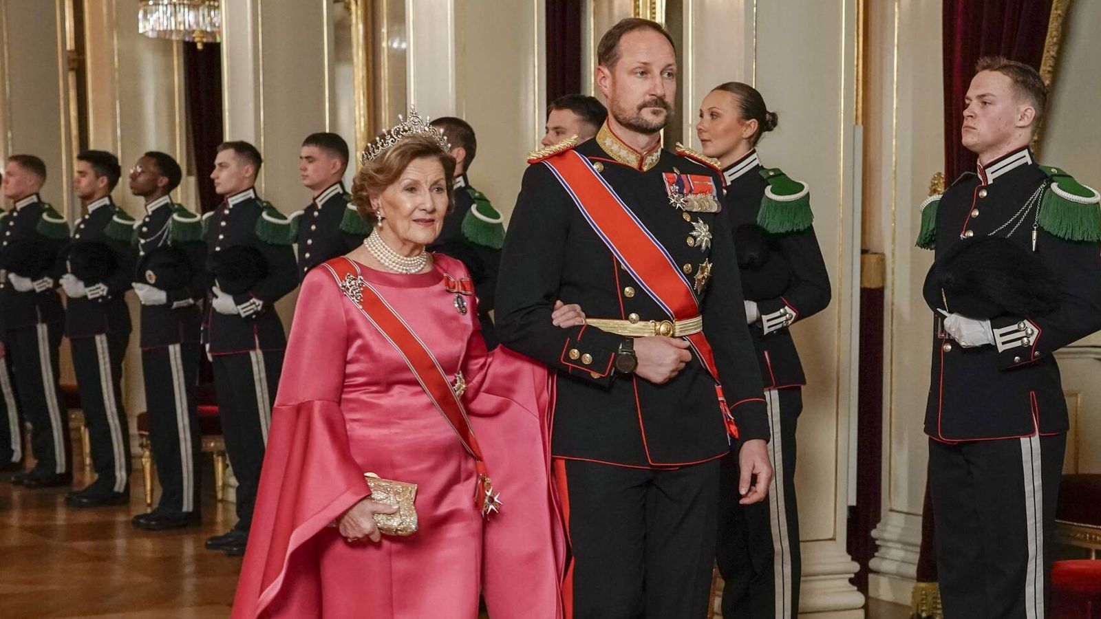 un vestido con diez años de historia y dos tiaras que provocan un 'déjà vu': cena de gala en noruega