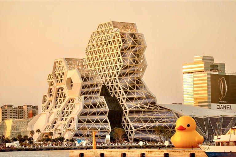 雙鴨將於情人節下午Kiss，創下「黃色小鴨動態展演」的全球首例。（摘自高雄旅遊網）