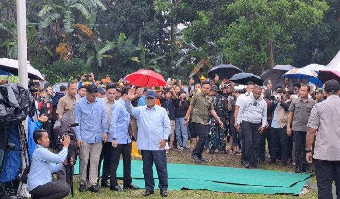 Usai Nyoblos Di Tps 33 Bojong Koneng Prabowo Beri Salam Ke Warga